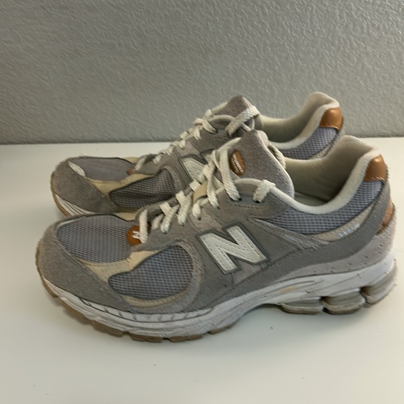 New Balance Men's 2002R Concrete Grey Athletic Workout Running Shoes Size 7 - Picture 4 of 9
